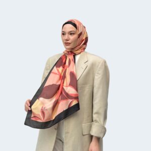 شال حجاب ناعم بنقش زهرة الزنبق من مزيج القطن باللون الوردي
