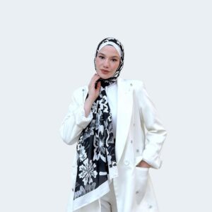 شال حجاب ناعم بنقش زهرة الفريزيا من مزيج القطن باللون الأسود
