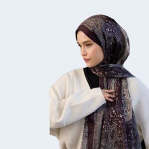 شال حجاب فوال بنقشة على الطراز الهندي ناعمة – مزيج من الحرير والفيسكوز باللون البنفسجي الداكن