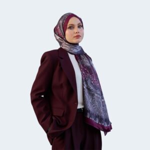 شال حجاب فوال بنقشة على الطراز الهندي ناعمة – مزيج من الحرير والفيسكوز باللون الأحمر الداكن