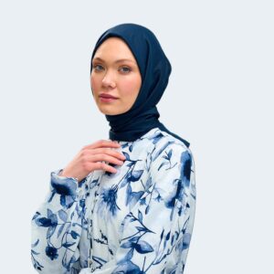 شال حجاب فوال فاخر مع نعومة ولمعة باللون الكحلي – مزيج من الحرير والفيـسكوز