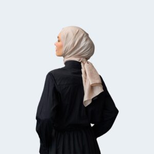 شال حجاب فوال فاخر مع نعومة ولمعة باللون البيج – مزيج من الحرير والفيـسكوز