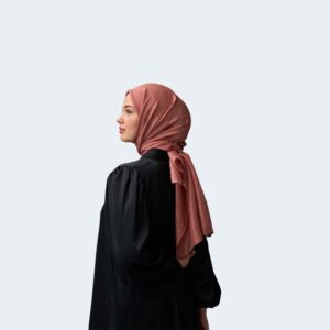 شال حجاب فوال فاخر مع نعومة ولمعة باللون البني – مزيج من الحرير والفيـسكوز