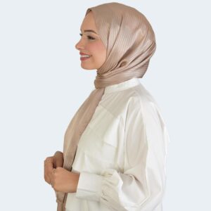 شال حجاب بنقشة خطوط لامعة باللون البيج الداكن