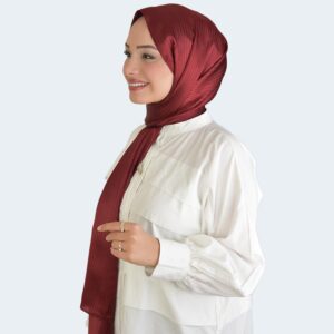 شال حجاب بنقشة خطوط لامعة باللون الأحمر الداكن