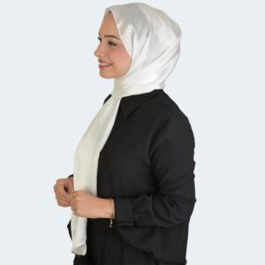 شال حجاب بنقشة خطوط لامعة باللون الكريمي