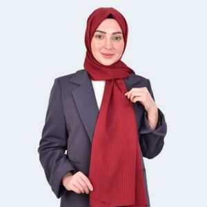 شال حجاب بنقشة خطوط أنيقة باللون الأحمر الداكن