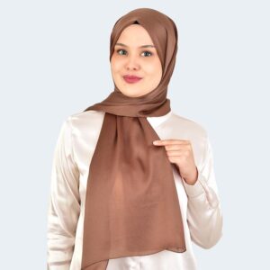 شال حجاب ساتان لامع أنيق باللون البني