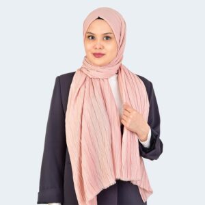 شال حجاب ناعم بكسرات فريدة وراحة فائقة باللون الزهري الفاتح