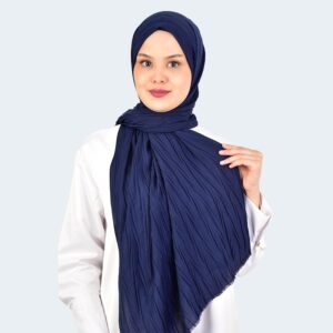 شال حجاب ناعم بكسرات فريدة وراحة فائقة باللون الكحلي