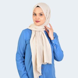 شال حجاب ناعم بكسرات فريدة وراحة فائقة باللون البيج الدافئ