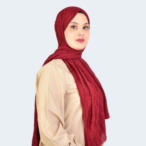 شال حجاب ناعم بكسرات فريدة وراحة فائقة باللون الأحمر الداكن