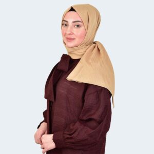 شال حجاب بنقشة خطوط أنيقة باللون العسلي