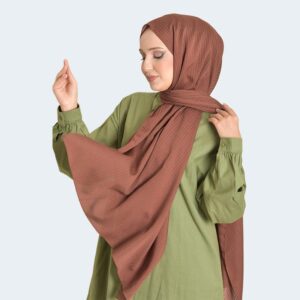 شال حجاب بنقشة خطوط أنيقة باللون البني الداكن