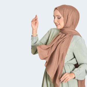 شال حجاب بنقشة خطوط أنيقة باللون البني