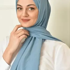 شال حجاب ساتان لامع أنيق باللون الأزرق