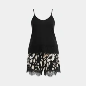 طقم بيجاما ناعم للمقاسات الكبيرة بشورت مع بلوزة بحمّالات رفيعة وتفاصيل دانتيل أنيقة