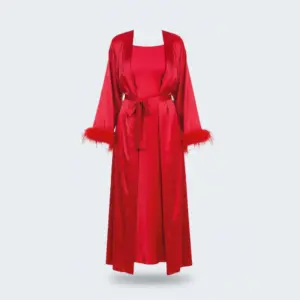 طقم قميص نوم ماكسي بفتحة جانبية وحمالات ريشية مع روب ساتان فاخر بأكمام ريشية