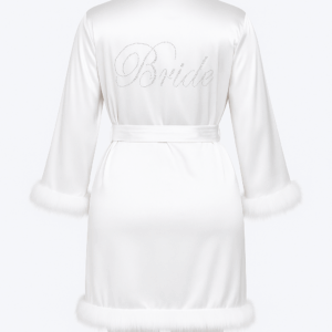 روب عرائس فاخر للمقاسات الكبيرة من الساتان الحريري الأبيض مع تفاصيل فرو أنيقة – أنيق وناعم