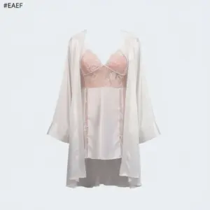 طقم لانجري فاخر للمقاسات الكبيرة – قميص نوم بدانتيل ناعم مع روب ساتان حريري