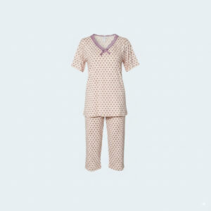 طقم بيجاما فيسكوز للمقاسات الكبيرة من بنطال كابري وبلوزة بأكمام قصيرة – بنقشة منقطة بنفسجية