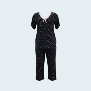 طقم بيجاما فيسكوز للمقاسات الكبيرة من بنطال كابري وبلوزة بأكمام قصيرة – بنقشة نقاط بيضاء فريدة