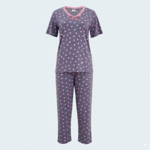 طقم بيجاما فيسكوز للمقاسات الكبيرة من بنطال كابري وبلوزة بأكمام قصيرة – بنقشة قلوب وردية