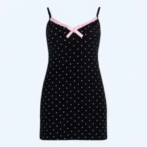 قميص نوم فيسكوز ناعم بحمالات رفيعة ودانتيل على الصدر وفتحة جانبية