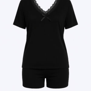 طقم بيجاما فيسكوز ناعم مكون من شورت وبلوزة مزينة بتفاصيل دانتيل ناعمة