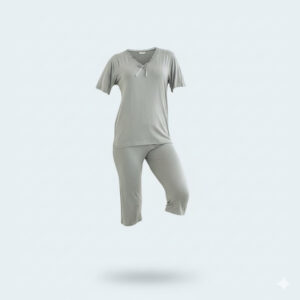 طقم بيجاما فيسكوز ناعم مكون من بنطال كابري وبلوزة مزينة بتفاصيل دانتيل ناعمة