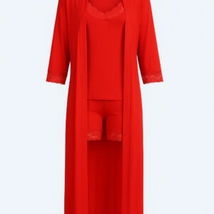 طقم بيجاما فيسكوز مكون من ثلاث قطع بتفاصيل دانتيل رقيقة من شورت، بلوزة بحمالات رفيعة، وروب متناسق